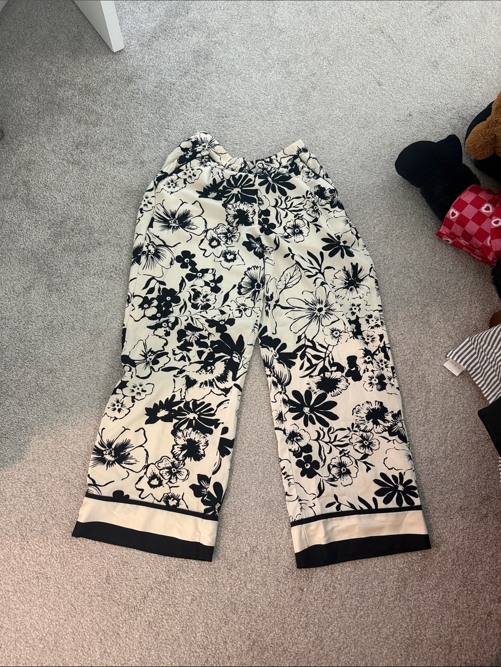 Abercrombie & Fitch Black and Cream Floral Pants